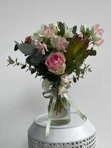 Soft pastel seasonal flowers in Bendigo presented in a glass vase by Bendigo Florist Blumetown.
