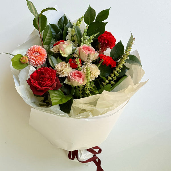 Bendigo florist delivering love and romance flowers in deep reds and pinks. 