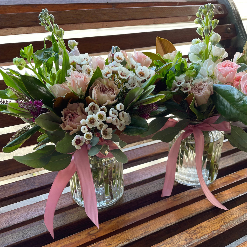 Bendigo Florist vase arrangement white, green and pink flowers. Seasonal fresh, sustainable florist Bendigo. Delivering across Bendigo. 